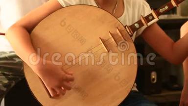 亚洲儿童玩传统乐器